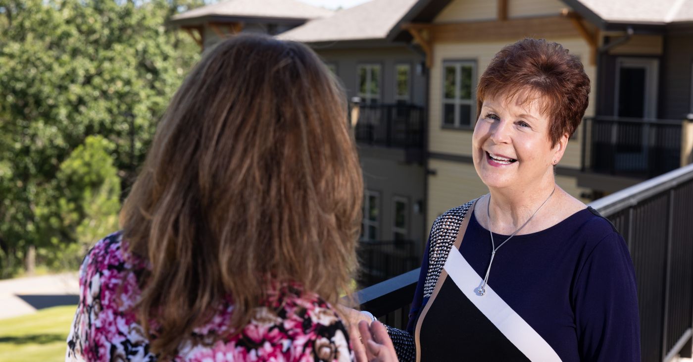 Jean Spaulding and Diana Anderson talking
